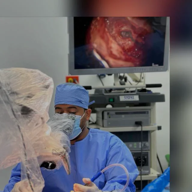 Dr. Ramsés Caraballo trabajando con tecnología de visualización durante un procedimiento quirúrgico